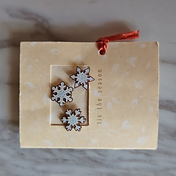 Tiny snowflake pins - Picture 1 of 4
